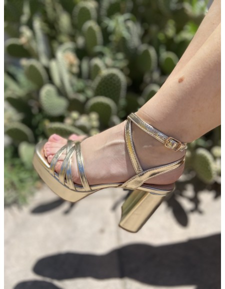 SANDALIA ORO TIRAS TACÓN
